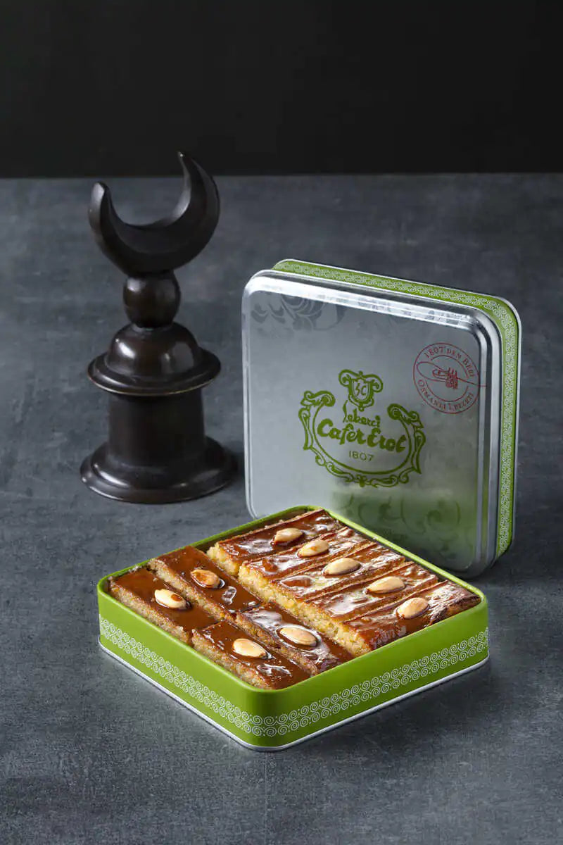 Şekerci Cafer Erol Basbousa with Almonds in Green Tin Box 700 g - Kia Day Design