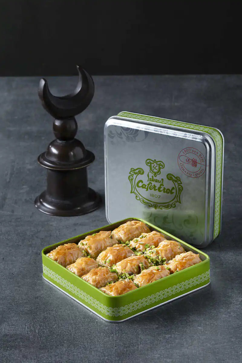 Şekerci Cafer Erol Pistachio Buttery Baklava - Green Tin Box, 600 g Kia Day Design