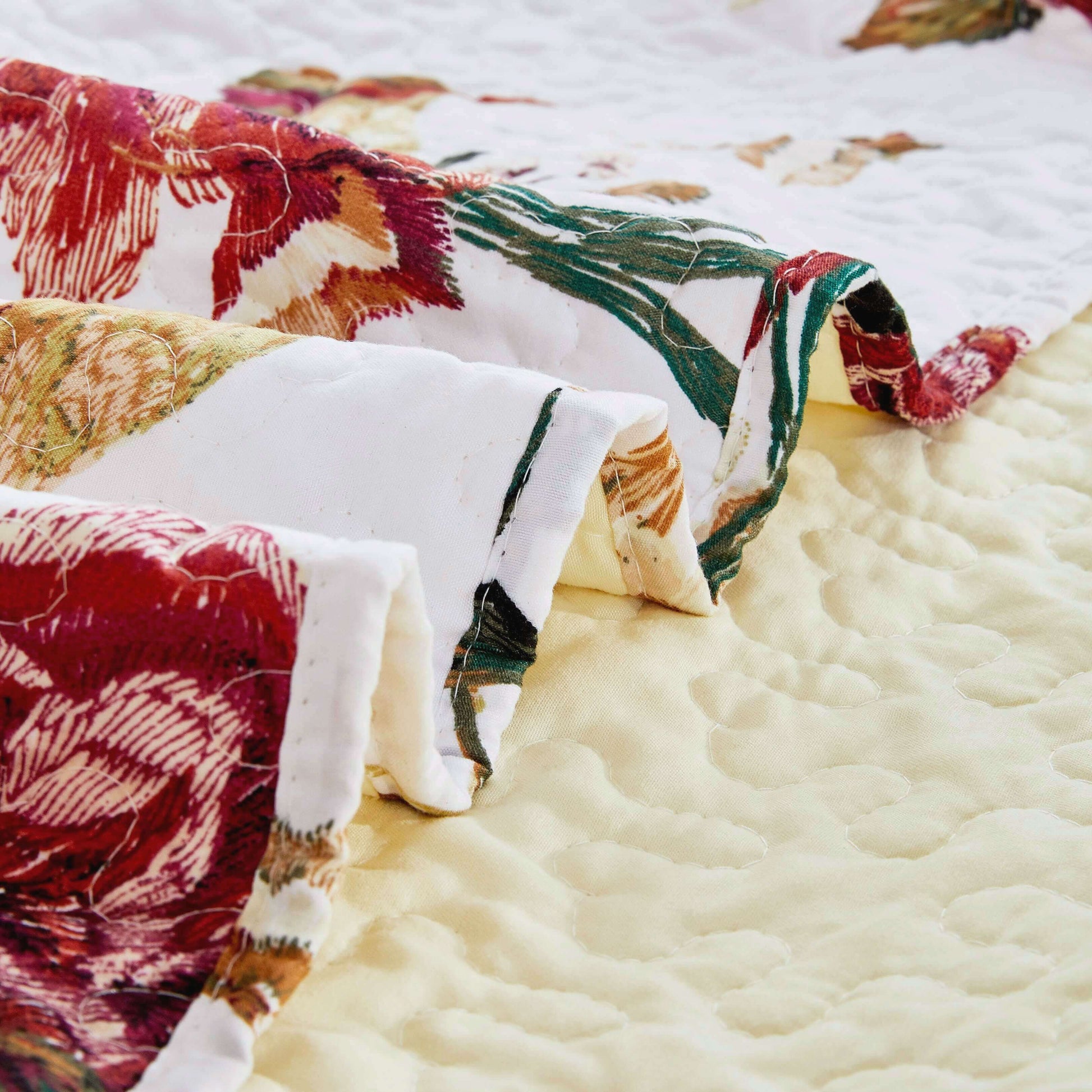 Tache Vintage Rose Garden Hummingbirds Burgundy White Reversible Floral Quilt Set (SD-7676) - - Quilt / Bedspread