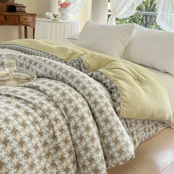 Soft Bed Duvet Comforter Quilted Velvet Down Feather Comforter Sets