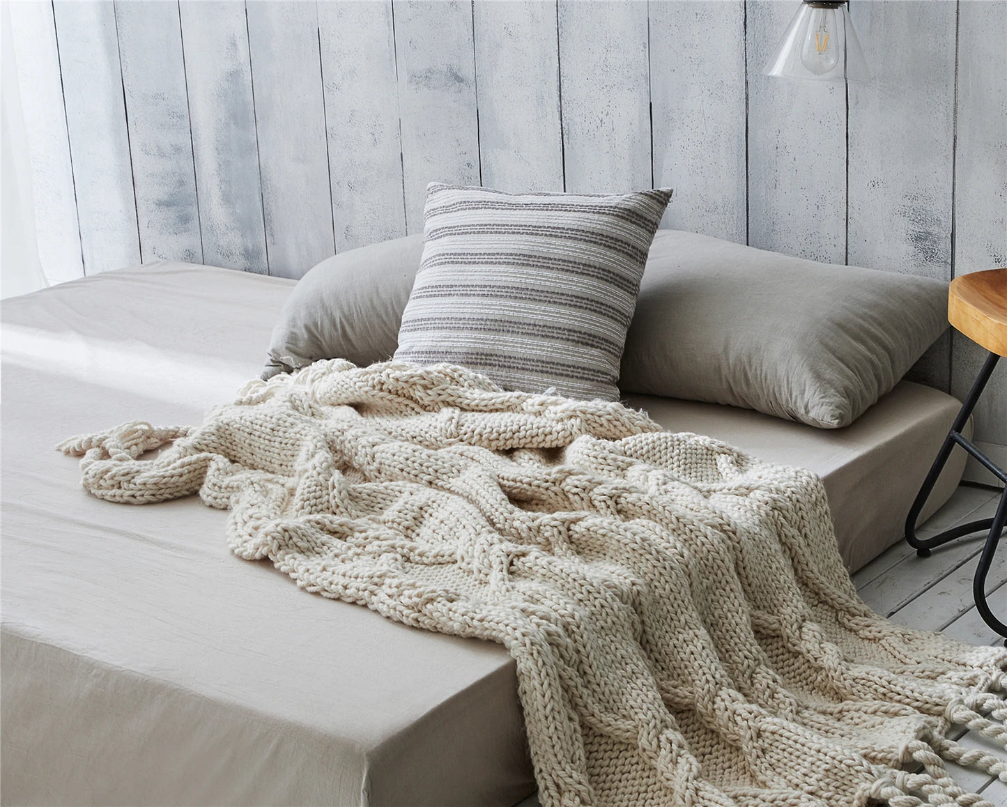 Chunky Hand-Woven Tassel Knitted Sofa Throw Blanket With Pom Pom X36C8