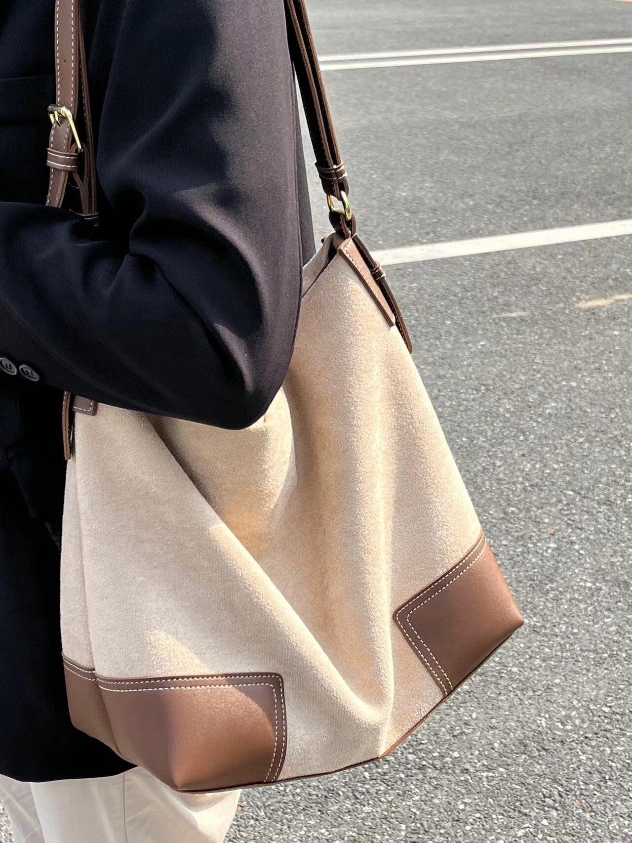 Large capacity suede hobo bag, female contrasting shoulder bag, shoulder bag, slouchy bag - khaki -