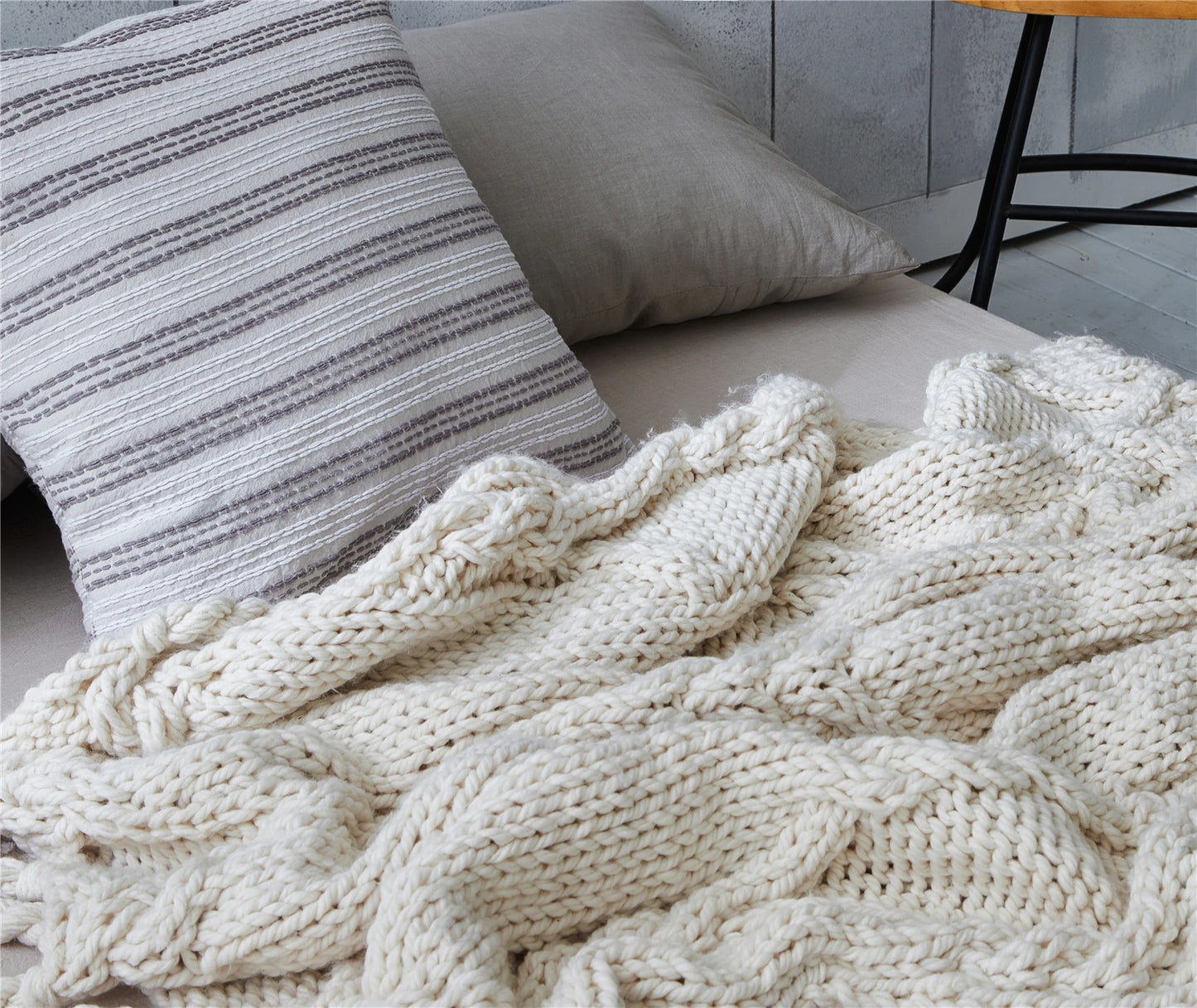 Chunky Hand-Woven Tassel Knitted Sofa Throw Blanket With Pom Pom X36C8