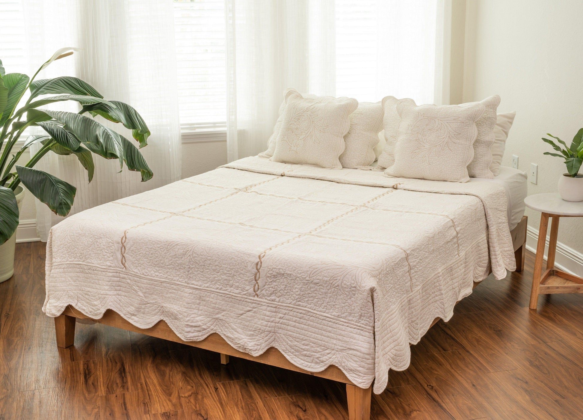 DaDa Bedding Elegant White Floral Beige Matelassé 100% Cotton Coverlet 5Pcs Bedspread Set - King Size (DXJ101796) - - Bedspreads